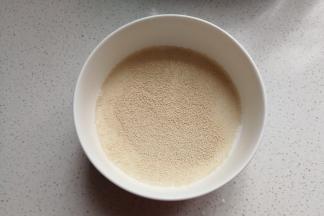 再倒入酵母静置发酵5分钟