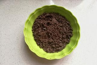 奥利奥饼干5块捣碎备用，无需去夹心