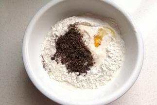 再放入两勺奥利奥饼干碎