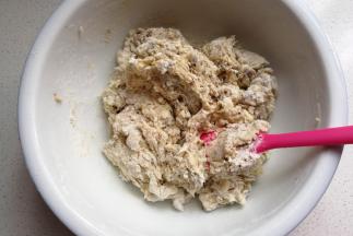 先用搅拌刀搅成絮状，然后开始揉面（手揉或面包机揉自由选择）