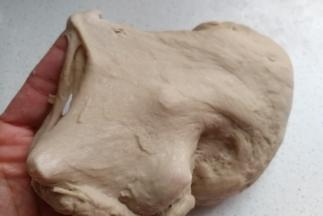 揉面至出现粗膜状态