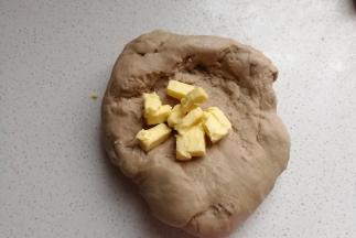 加入软化的黄油，继续揉面至完全扩展阶段