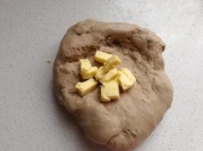 加入软化的黄油，继续揉面至完全扩展阶段