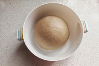 然后把面团揉光滑放入容器中盖保鲜进行发酵