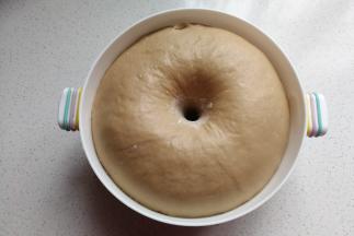 面团发酵至2~2.5倍，手指沾面粉戳洞不回缩不塌陷即发面完成