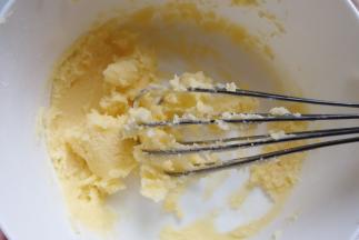 面团静置期间我们来做夹馅：把软化好的黄油加入糖粉用手抽搅拌均匀，无需打发彻底混合均匀即可