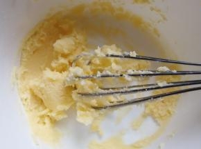 面团静置期间我们来做夹馅：把软化好的黄油加入糖粉用手抽搅拌均匀，无需打发彻底混合均匀即可