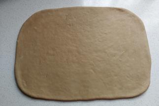 静置好的面团用擀面杖擀成厚约0.8厘米左右的长方形面片