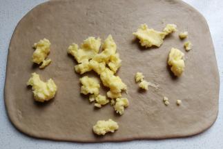 然后把黄油糊放在面片上