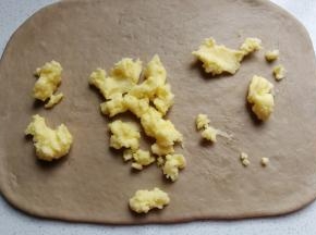 然后把黄油糊放在面片上