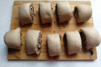 卷好后切成均匀的9份