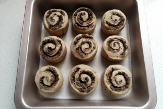 用手稍微整圆润后，摆入不沾烤盘放入烤箱进行二次发酵