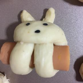 最后还剩一个面片没有葡萄干了，就给儿子做了一只可爱的小兔子。