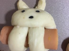 最后还剩一个面片没有葡萄干了，就给儿子做了一只可爱的小兔子。