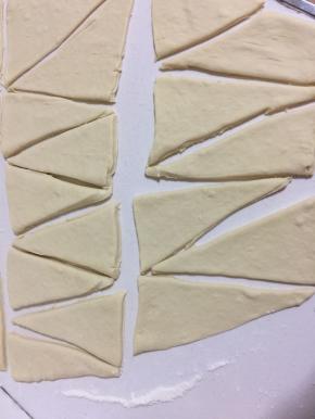 先切成长方形，再切成等腰三角形，超级简单，超级懒得方法哦！（自己吃就没有量，切的大小一致，按自己的喜欢随意切的。）