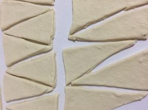 先切成长方形，再切成等腰三角形，超级简单，超级懒得方法哦！（自己吃就没有量，切的大小一致，按自己的喜欢随意切的。）