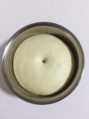 用手指戳一下，不回缩就说明发酵好了！
