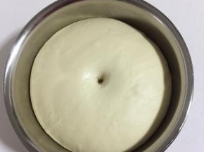 用手指戳一下，不回缩就说明发酵好了！
