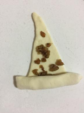 从底部宽的那一边开始卷起来。