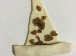 从底部宽的那一边开始卷起来。