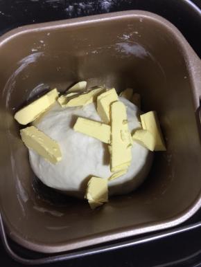 放入软化的黄油。
