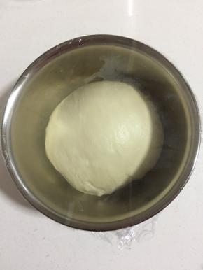 揉好的面团揉圆放在容器中，盖上保鲜膜放在温暖的地方发酵至两倍大！
