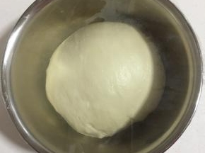 揉好的面团揉圆放在容器中，盖上保鲜膜放在温暖的地方发酵至两倍大！
