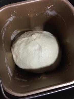 启动面包机和面程序20分钟，揉成光滑的面团！