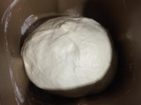 启动面包机和面程序20分钟，揉成光滑的面团！