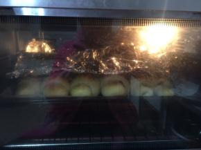 随时观察面包表面变化，表面上色过重可以加盖锡纸。