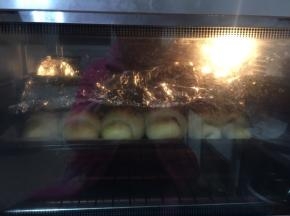 随时观察面包表面变化，表面上色过重可以加盖锡纸。