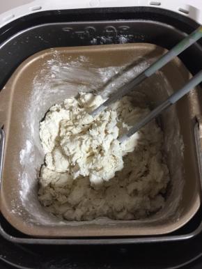 用筷子将材料搅拌均匀，蒙保鲜膜静置15分钟，让水分充分和面粉结合，这样随后揉面会很轻松的出膜哦！