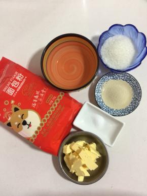 准备好主面团所需的材料: 面包粉500克，酵母6克，凉水320克，白糖60克，盐2克，黄油50克！