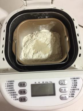 把除黄油外的所有材料全部放入面包机内桶中！
