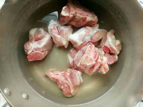 排骨冷水下锅煮