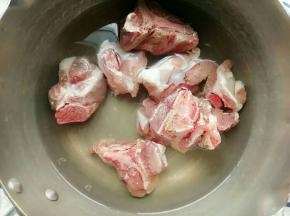 排骨冷水下锅煮