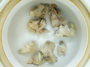 掉好血水的排骨重新放入砂锅中再加入水煮