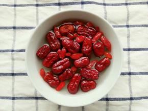 红枣枸杞西洋参龙眼干泡一下温水