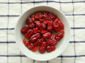 红枣枸杞西洋参龙眼干泡一下温水