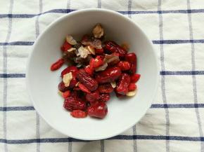 红枣枸杞西洋参龙眼干泡好在用水洗一下装碗