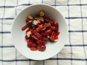 红枣枸杞西洋参龙眼干泡好在用水洗一下装碗