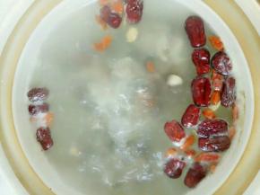 砂锅中的排骨煮开后放入红枣枸杞西洋参龙眼干