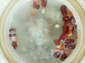 砂锅中的排骨煮开后放入红枣枸杞西洋参龙眼干