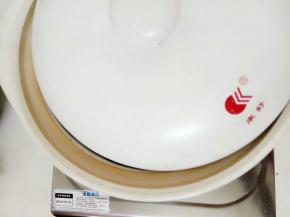 盖上盖子转温火再慢慢煮二十分钟，煮好的时候加入一勺盐