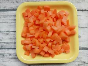 胡萝卜去皮后切小块