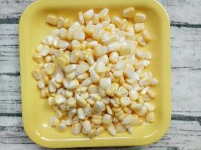 玉米掰粒好装盘子