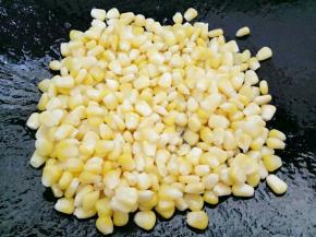 锅里放入油，油热后放入玉米翻炒