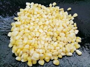 锅里放入油，油热后放入玉米翻炒