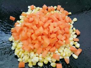 再加入胡萝卜继续翻炒