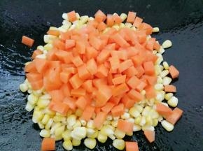 再加入胡萝卜继续翻炒